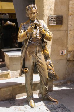 Leopold von Sacher Masoch Masoch-Cafe girişine yakın heykeli