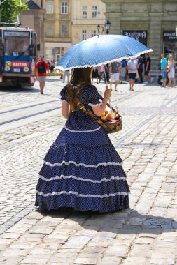 Kız satıcı şeker ile tarihi CIT retro giyim giyinmiş