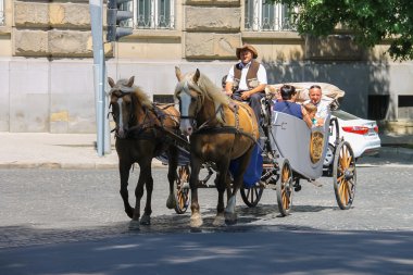 Tarihi şehir c sokaktaki insanlara ile turistik taşıma