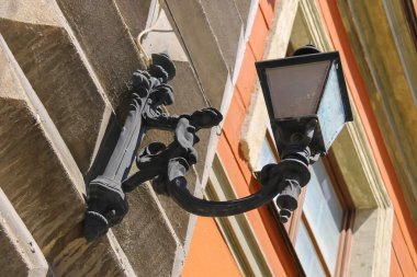 Şehir merkezinde duvardaki Vintage fener