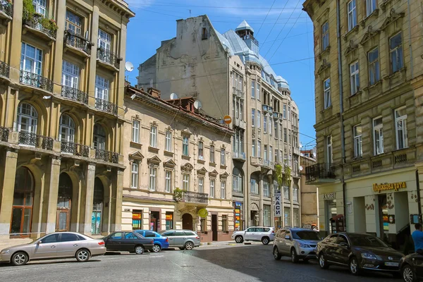 在历史悠久的市中心的老房子。利沃夫，乌克兰 — 图库照片
