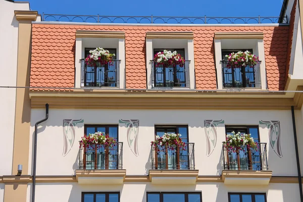 Parte de las flores decoradas casa moderna en el centro histórico de la ciudad . — Foto de Stock