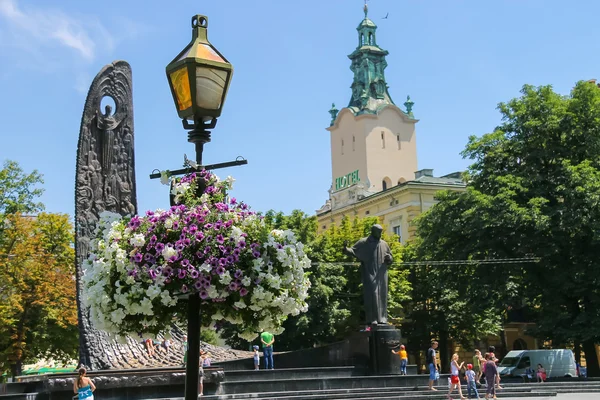 Ludzie w pobliżu pomnika Szewczenki w zabytkowym centrum miasta. Lwów, U — Zdjęcie stockowe