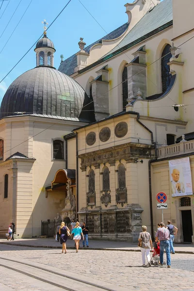 Gente caminando cerca de la Catedral Latina en Lviv, Ucrania — Foto de Stock