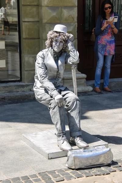 Actor callejero en la actuación en el centro histórico de Lviv, Ucrania —  Fotos de Stock