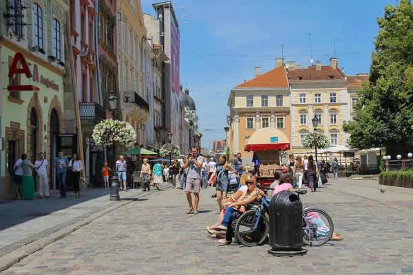 Personas descansando en el centro histórico de la ciudad. Lviv, Ucrania — Foto de Stock