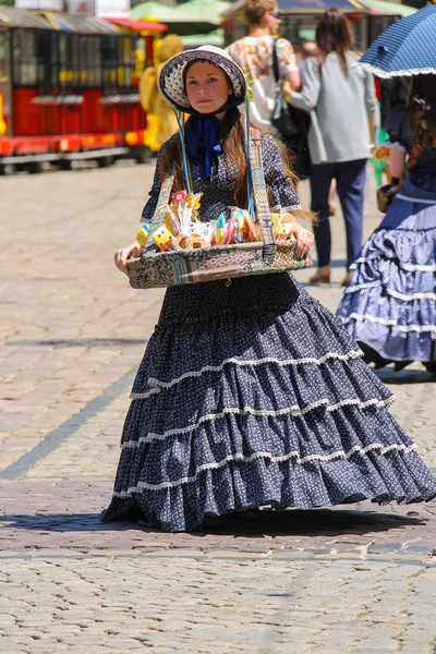 歴史的な cit のレトロな服に身を包んだお菓子と女の子売り手 — ストック写真