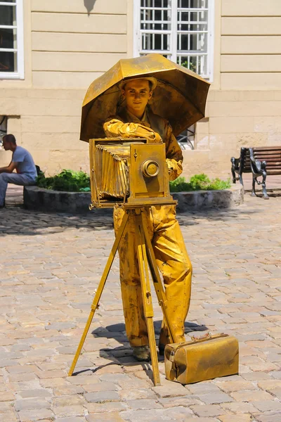 Ator de rua em se apresentar no centro histórico de Lviv, Ucrânia — Fotografia de Stock