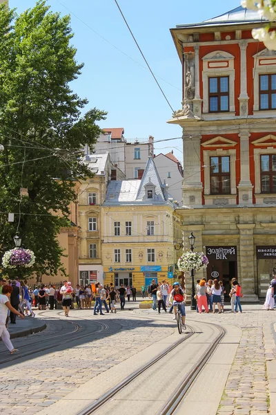 La gente en la calle en el casco antiguo de Lviv, Ucrania — Foto de Stock