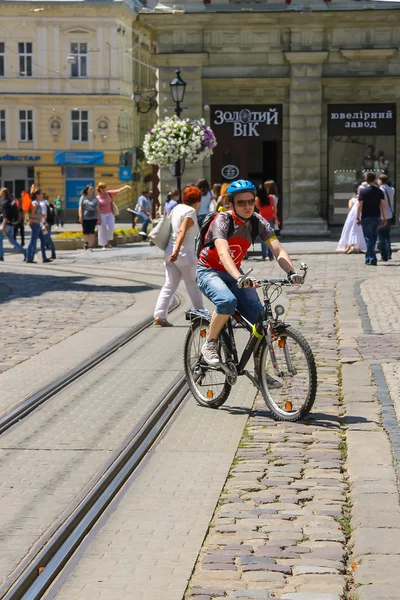 Lidé na ulici ve starém městě Lviv, Ukrajina — Stock fotografie