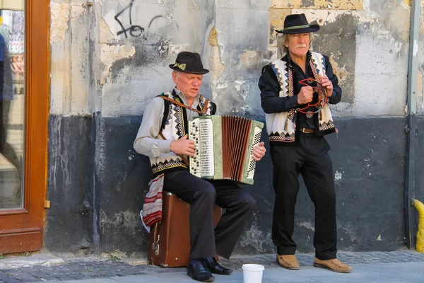 Músicos folclóricos de rua em se apresentar no centro histórico de Lviv , — Fotografia de Stock