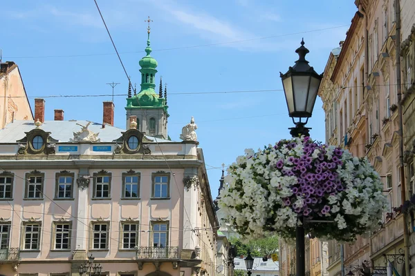 Calles en el casco antiguo de Lviv, Ucrania. Vista a la torre Korniakt — Foto de Stock