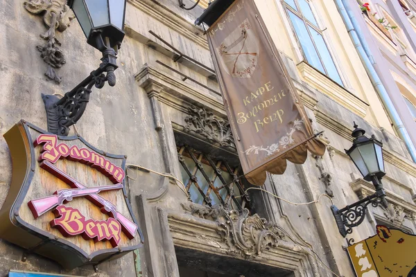 Fachada del antiguo edificio con letreros de la famosa cafetería ucraniana — Foto de Stock