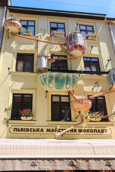 Facciata di Lviv Cioccolato artigianale nel centro storico della città. Ukrai — Foto Stock