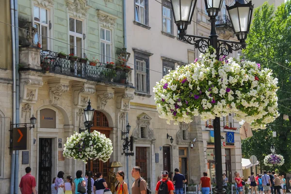 Lidé na ulici ve starém městě Lviv, Ukrajina — Stock fotografie