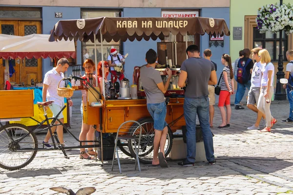 Persone vicino caffetteria mobile nel centro storico della città. Leopoli, Regno Unito — Foto Stock