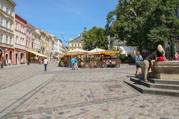 La gente en la calle en el casco antiguo de Lviv, Ucrania — Foto de Stock