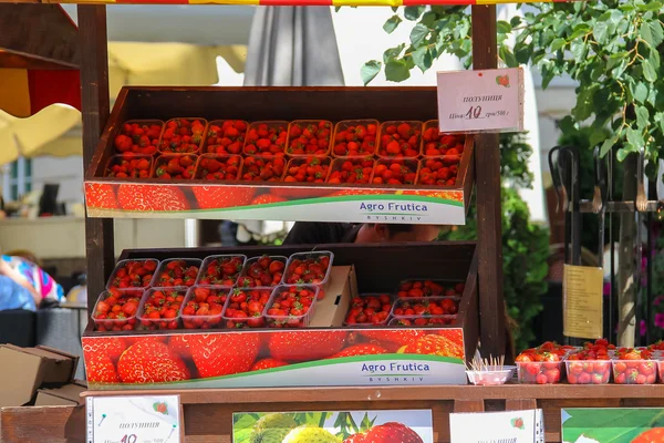 Tentoonstelling-verkoop van vruchten op Rynok-plein in het historische centr — Stockfoto