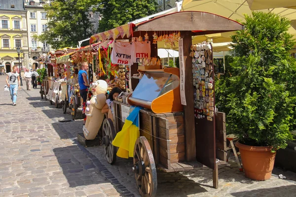 Tarihi kent meydanında Rynok üzerinde Hatıra Eşyası satışı sergi ce — Stok fotoğraf