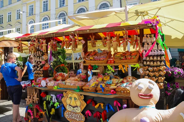 Exhibition sale of sweets on Rynok Square in historic city centr — Stock Photo, Image