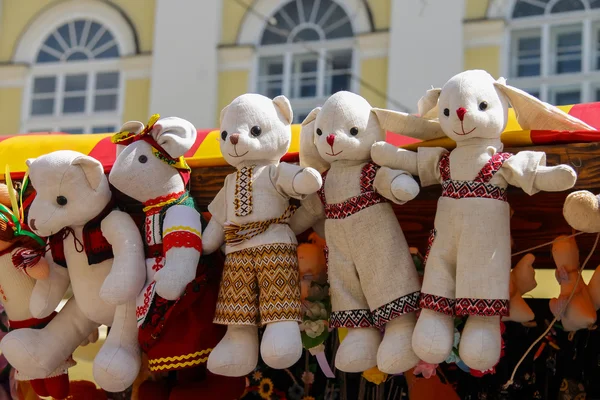 Sprzedaż wystawy lalek na plac w centrum miasta — Zdjęcie stockowe