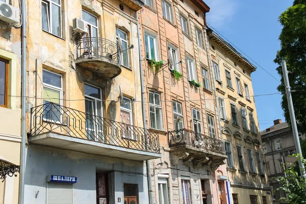Gevel van de oude gebouw met metalen balkons in het centrum van de stad. — Stockfoto