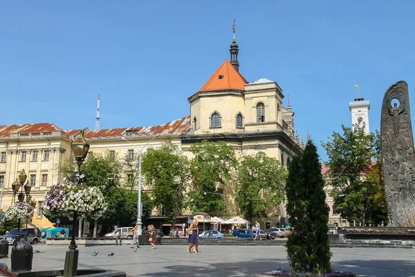 Gente cerca de Shevchenko Monumento en el centro histórico de la ciudad. Lviv, U — Foto de Stock