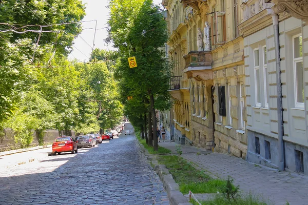 Oude steen straat in het historische stadscentrum. Lviv, Oekraïne — Stockfoto