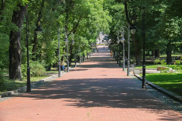 People resting on central alley in Ivan Franko park. Lviv, Ukrai — Stock Photo, Image