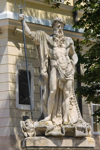 Fontana di Nettuno nel centro storico della città. Lviv, Ucraina — Foto Stock