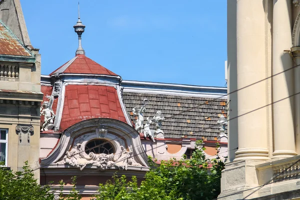 歴史的な市内中心部の古い家の天使と元の屋根 — ストック写真