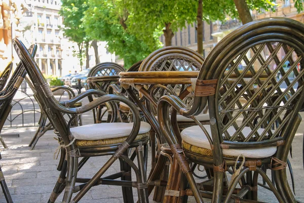 Outdoor street café med trämöbler i turistiska city cent — Stockfoto