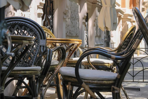 Café de rua ao ar livre com móveis de madeira em centavo cidade turística — Fotografia de Stock