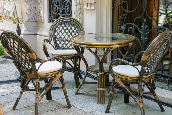Café de calle al aire libre con muebles de madera en el centro turístico de la ciudad —  Fotos de Stock