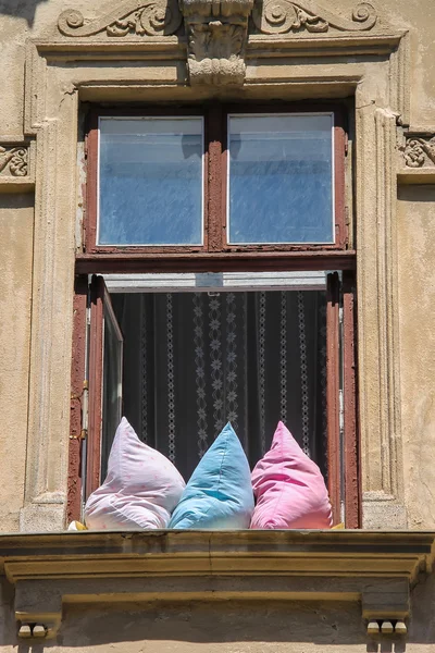 Ventana abierta con tres almohadas en casa vieja — Foto de Stock