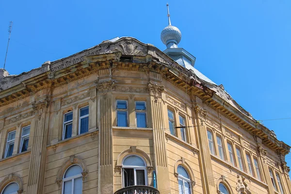 Fasada budynku w zabytkowym centrum miasta. Lwów, Ukraina — Zdjęcie stockowe