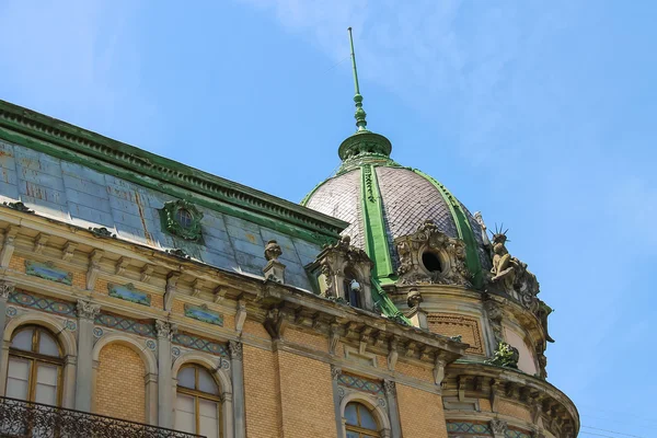 Fasada budynku w zabytkowym centrum miasta. Lwów, Ukraina — Zdjęcie stockowe