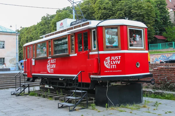 Tranvía rojo decorativo utilizado como agencia de viajes en el centro histórico de la ciudad . — Foto de Stock