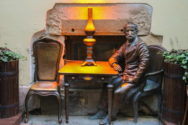 Jan Zech sculpture near the entrance of pub-museum Gas Lamp in L — Stock Photo, Image