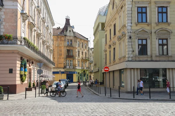 La gente en la calle en el casco antiguo de Lviv, Ucrania —  Fotos de Stock