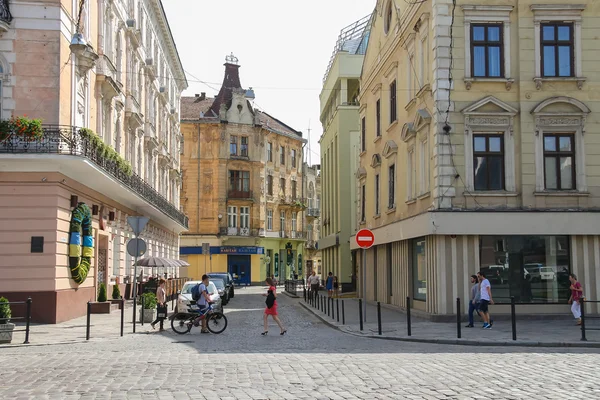 La gente en la calle en el casco antiguo de Lviv, Ucrania — Foto de Stock