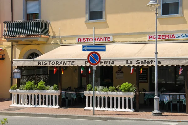 İtalyan restoran La Saletta doğum Via Garibaldi küçük kasabada — Stok fotoğraf