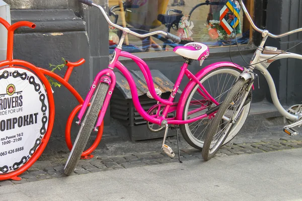 Cyklar att hyra på gatan i gamla stan i Lviv, Ukraina — Stockfoto