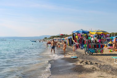 Ligurya Denizi kıyısında oturan insanlar. Vada, İtalya