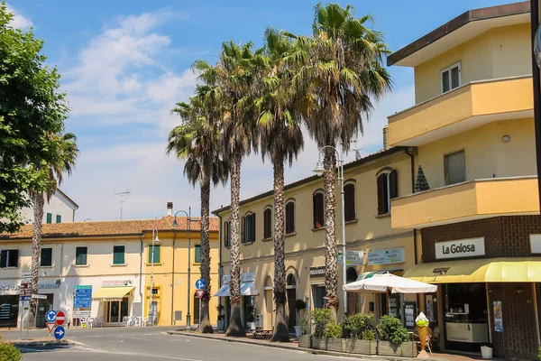Edificios en Piazza Garibaldi en la pequeña ciudad Vada, Italia —  Fotos de Stock