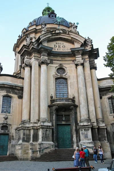 Persone vicino alla chiesa domenicana e al monastero nel centro storico della città — Foto Stock