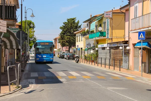 Duży autobus międzymiastowy przy ulicy małej miejscowości Vada, Włochy — Zdjęcie stockowe