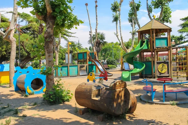 Pusty plac zabaw dla dzieci w parku miejskim. Vada, Włochy — Zdjęcie stockowe