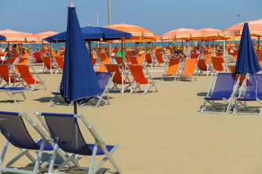 Viareggio, İtalya için sahilde oturan insanlar