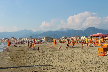 Viareggio, İtalya için sahilde oturan insanlar